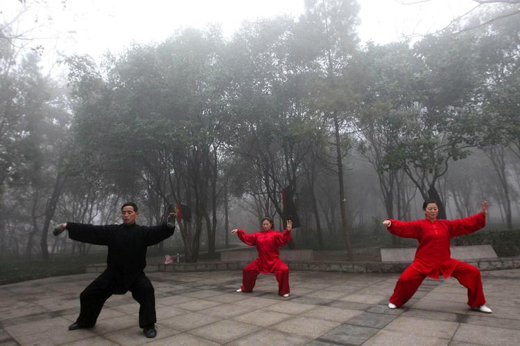 I Kina mødes man i den tidlige morgendis for at træne taijiquan. Disse møder er forbillede for de gratis prøvetræninger i Kongens Have. Arkivfoto: AP 