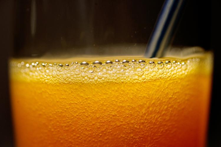 Med en sodavandsmaskine kan du lave dine egen brusende drikke.  Vil du være på den sikre side med hensyn til flaskerne, skal du vælge dem af glas. Foto: Thomas Borberg. 