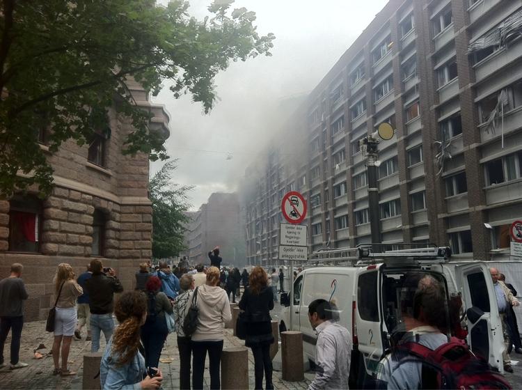 Drama. Øjenvidner ser røgen fra eksplosionen i centrum af Oslo. 