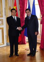 Jobflugt. Mange franskmænd er sure over at deres job forsvinder til Kina. På billedet ses Kinas præsident, Hu Jintao, sammen med den franske premierminister Francois Fillon. 
