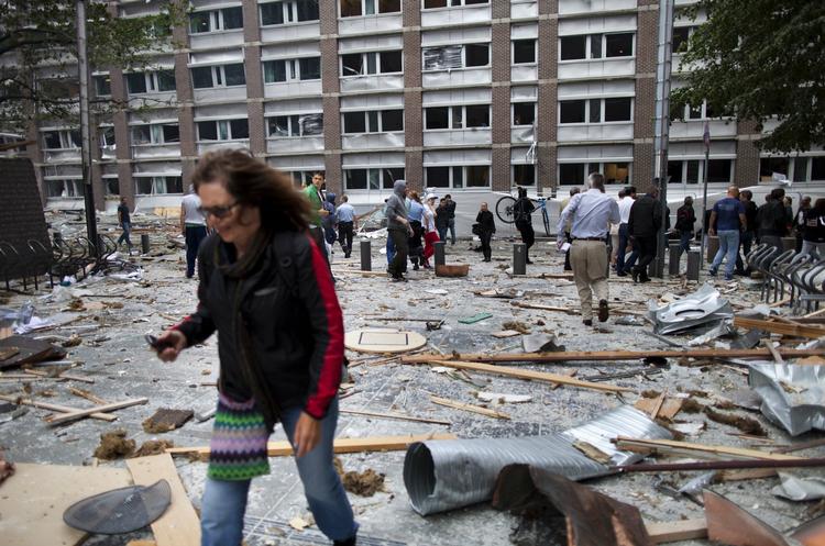 Terror. En bombe i centrum af Oslo har kostet mindst syv mennesker livet og raseret adskillige bomber. 