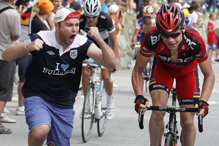 Enkeltstart. Sporene skræmmer for Cadel Evans, der for tre år siden befandt sig i næsten den samme position som nu. 