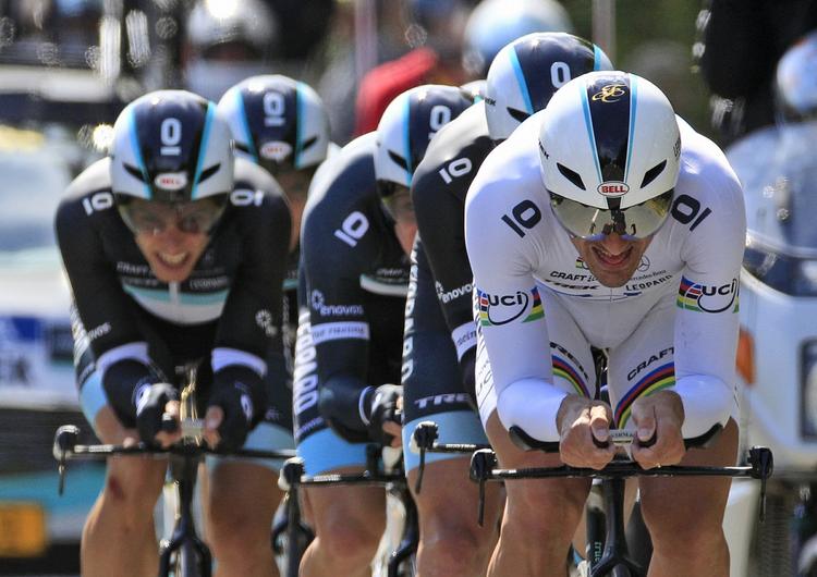 Tempokongen. Fabian Cancellara (i hvidt) kørte de 42,5 km i tiden 57,16 minutter. 