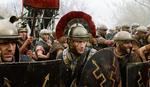 Middelmand. 'Rome' udmærker sig blandt andet ved, at seriens gennemgående personer er almindelige romere af jævne kår - som officeren Lucius Vorenus  (Kevin McKidd i midten). 