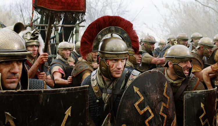 Middelmand. 'Rome' udmærker sig blandt andet ved, at seriens gennemgående personer er almindelige romere af jævne kår - som officeren Lucius Vorenus  (Kevin McKidd i midten). 