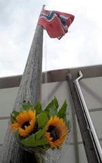 National sørgedag. Flere organisationer og private borgere flager i dag på halv for at vise sympati med ofrene i Norge. Senere i dag vil DSU afholde en mindehøjtidelighed foran den norske ambassade i København. 