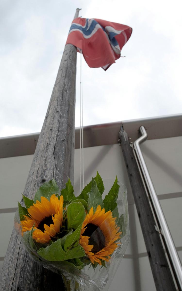 National sørgedag. Flere organisationer og private borgere flager i dag på halv for at vise sympati med ofrene i Norge. Senere i dag vil DSU afholde en mindehøjtidelighed foran den norske ambassade i København. 