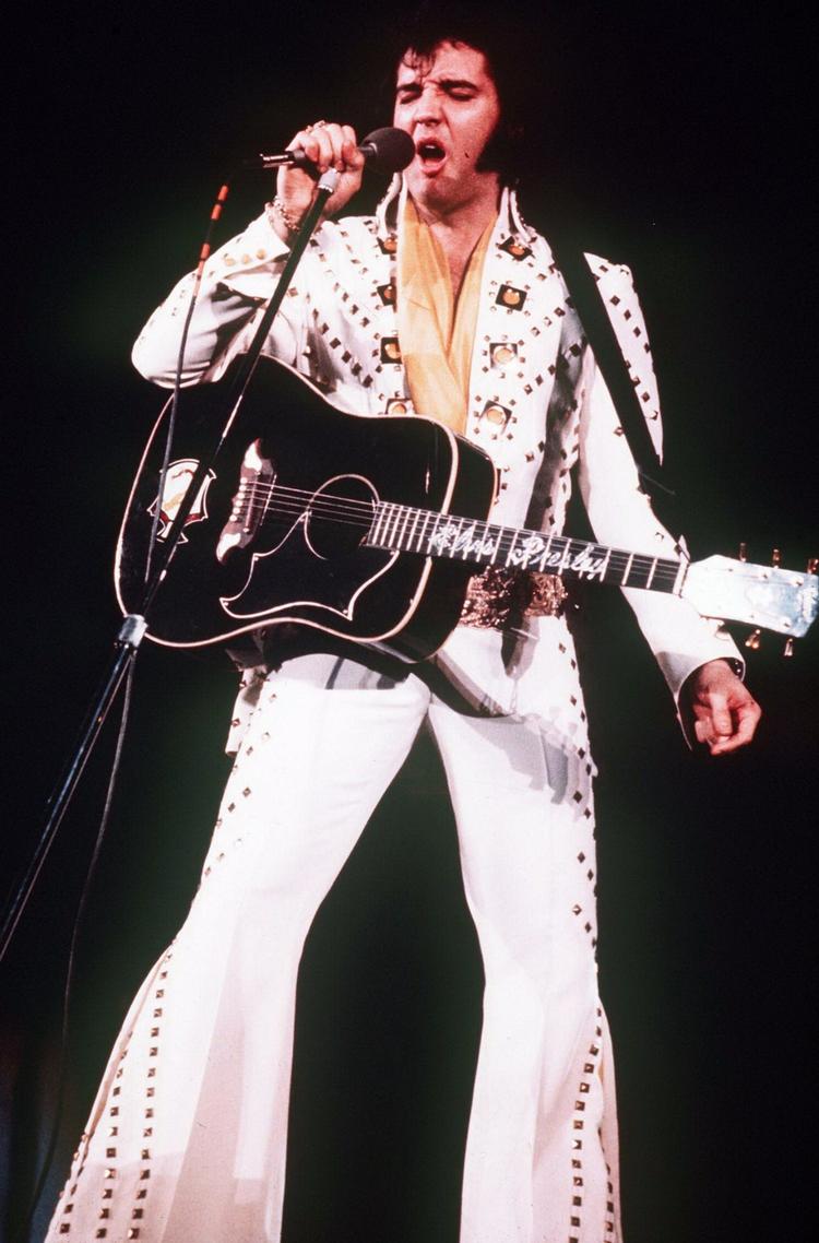 Superhero. Elvis Presley fortalte engang, at han som barn var noget af en drømmer, der svømmede hen i sine tegneserier. 