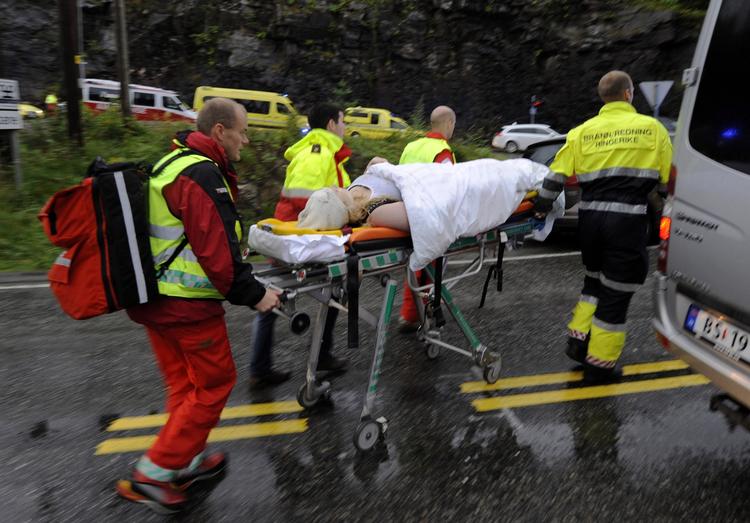 Redningsfolk fragter en såret person væk fra Utøya efter den voldsomme massakre i går eftermiddag. 