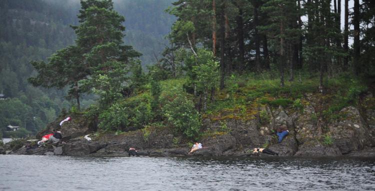 Øens idyl blev fredag omdannet til et mareridt, hvor ofrene for den 32-åriges terroraktion ligger langs vandkanten. 