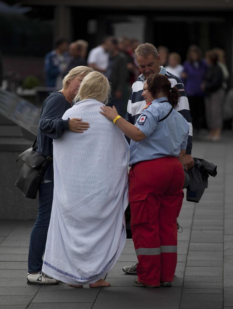En af de overlevende fra tragedien genforenes med sin familie. 
