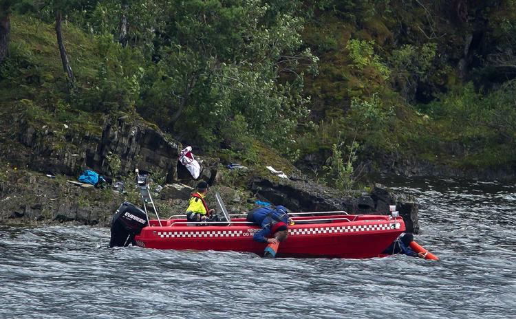 De norske myndigheder søger fortsat efter ofre efter massakren på den norske ø Utøya. 