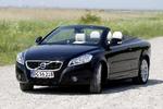 Rummelig. Der er plads til fire personer i Volvo C70, når den er åben. Lukket tag stjæler noget plads. 