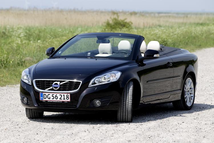 Rummelig. Der er plads til fire personer i Volvo C70, når den er åben. Lukket tag stjæler noget plads. 