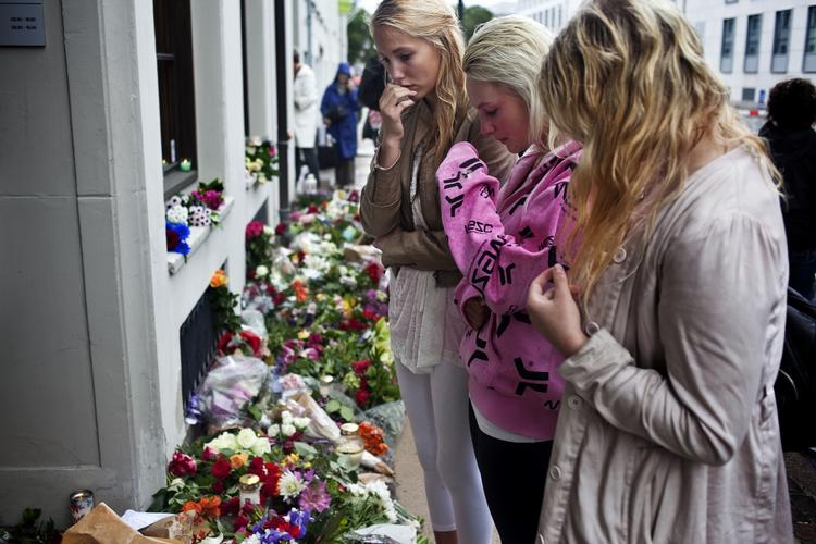 Tragedie. Sorgen ramte også Danmark. På billedet gør tre norske teenagepiger ophold foran den norske ambassade for at bearbejde deres sorg. 