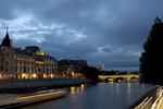 Paris. Bjørn Bredal ender i Paris og slutter sit eget Tour de France i en dialog med renæssancetænkeren Michel de Montaigne. 