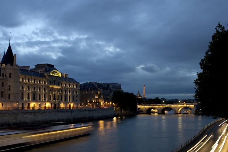 Paris. Bjørn Bredal ender i Paris og slutter sit eget Tour de France i en dialog med renæssancetænkeren Michel de Montaigne. 