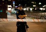Terror. En bevæbnet politibetjent holder vagt ikke langt fra det sted i Oslo centrum, hvor en bombe i går eksplodeerede. Trusselsvurdering fra 2011 viser, at politiet kendte til øget aktivitet inden for højreekstreme kredse. 