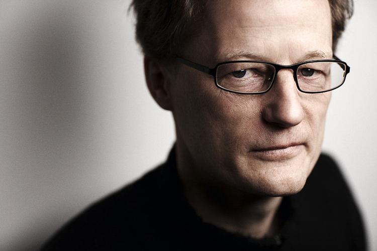 HENSLÆNGT. Keld Conradsen  udviser en letløbende lille charme i sin roman om Angus og kvinderne. 
