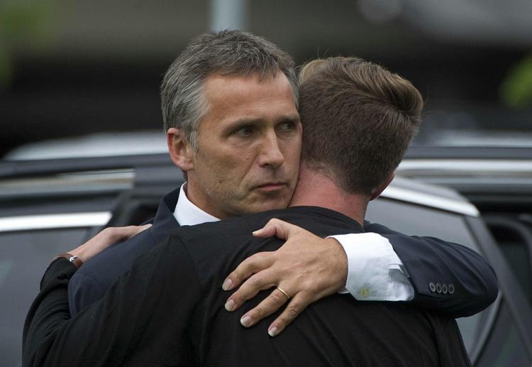 Sorgfuld. Den norske statsminister Jens Stoltenberg har inpiceret ødelæggelserne i det sønderbombede regeringskvarter. Og skaderne er ifølge Stoltenberg så omfattende, at det ikke er sikkert at opholde sig derinde. 