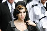 Amy Winehouse, der er kendt for sin kraftfulde stemme og sit håde misbrug af stoffer og alkohol er fundet død i sit hjem i dag. Hun blev 27 år. 
