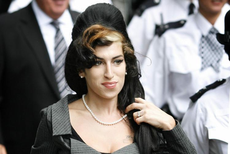 Amy Winehouse, der er kendt for sin kraftfulde stemme og sit håde misbrug af stoffer og alkohol er fundet død i sit hjem i dag. Hun blev 27 år. 