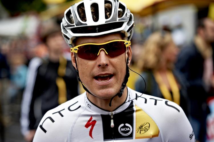 Eftertragtet. Fire hold bejler til Lars Bak. 