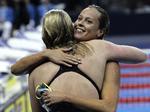verdensmester. Den regerende verdensmester slog den olympiske mester, da Federica Pellegrini vandt VM-guld foran Rebecca Adlington (med ryggen til). 