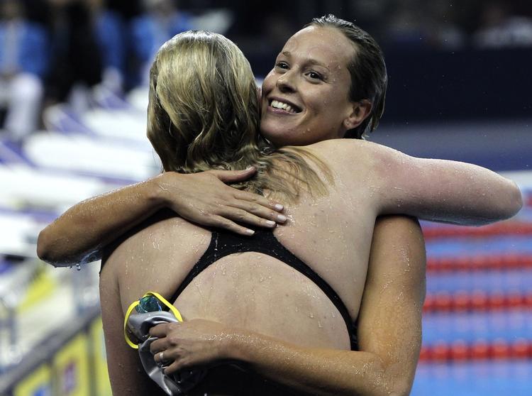 verdensmester. Den regerende verdensmester slog den olympiske mester, da Federica Pellegrini vandt VM-guld foran Rebecca Adlington (med ryggen til). 