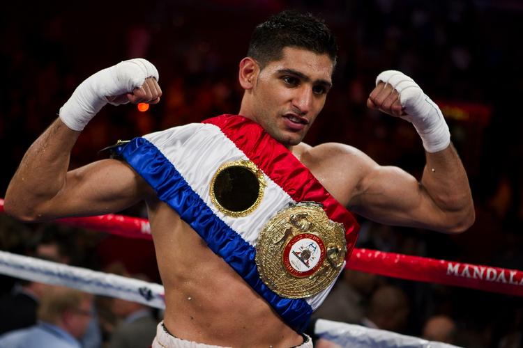 mester. Amir Khan lader sig hylde som ny IBF-mester efter at have banket Zab Judah. 