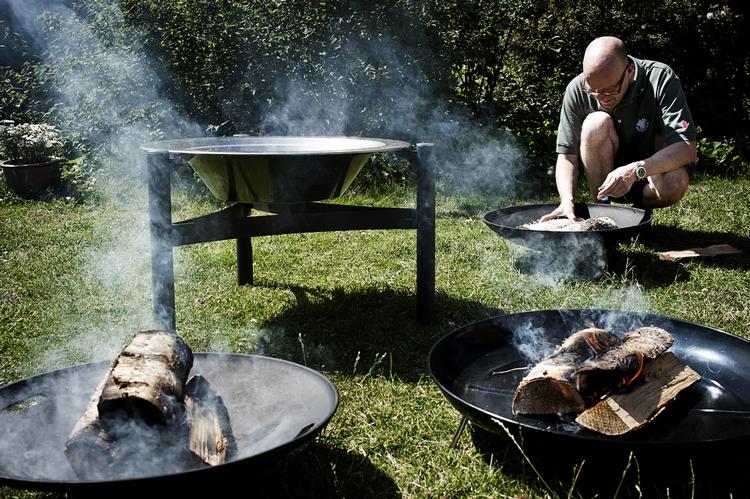 Røg i haven. Tjek har testet 10 bålfade i samarbejde med Naturvejleder Henrik Søfeldt Jørgensen fra Naturstyrelsen og Allan Runager fra Dansk Brand- og Sikringsteknisk Institut. 