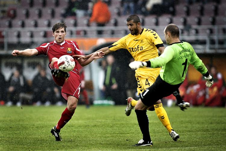 mål. Søren Christensen sender her bolden forbi Horsens-målmand Søren Jochumsen til 1-0. 