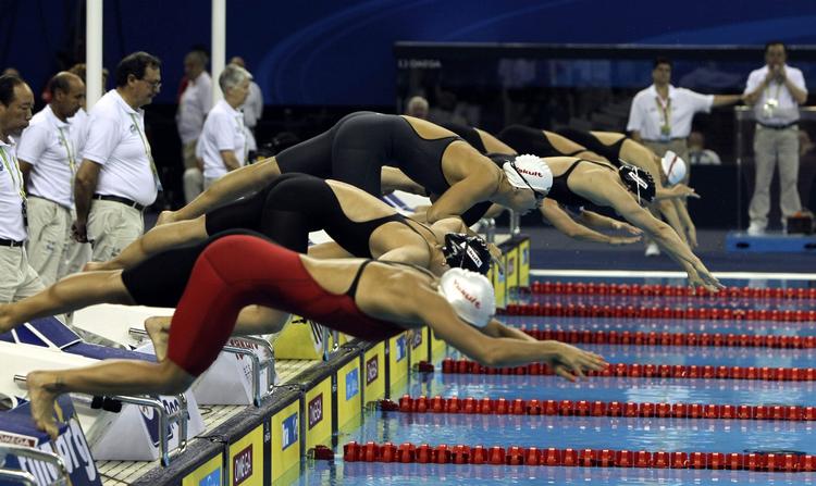 okay. Starten og de første 50 meter er forrygende for Jeanette Ottesen, der bare ikke kan afslutte sin 100 meter butterfly ordentligt. 