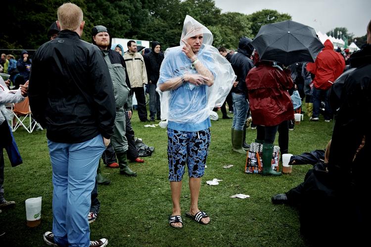 Vådt. Det er altid sjovere at gå til koncert, når solen skinner, så mange blev hjemme fra årets regnvåde Grønne koncerter. Men ikke ham her, der dog ser en smule misfornøjet ud. 