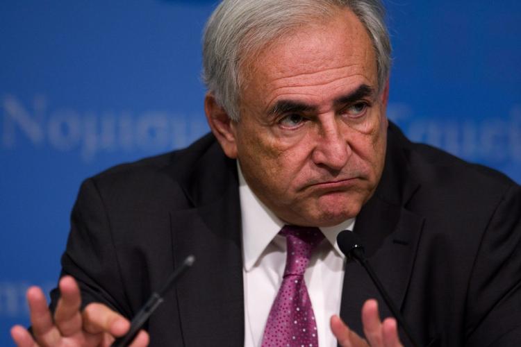 bagvaskelse. Tidligere IMF-chef, Dominique Strauss-Kahn, der i USA er sigtet for blanddt andet voldtægtsforsøg mod en stuepige, vil anlægge sag om bagvaskelse mod fransk skribent, der i morgen vil rejse sag mod ham om et voldtægtsforsøg, der angiveligt fandt sted for flere år tilbage. 