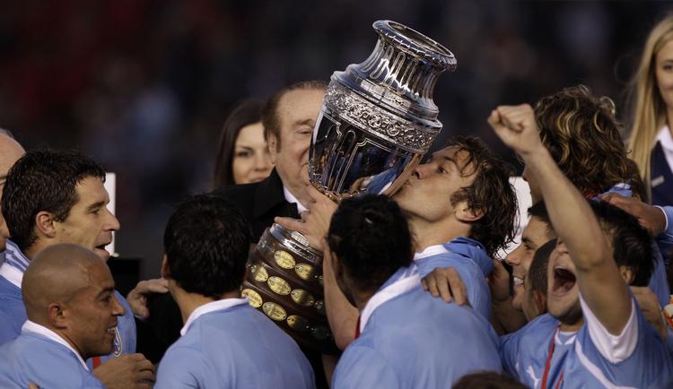 Historie. Uruguay er nu rykket forbi Argentina med 15 mesterskaber i Copa Americas historie. Argentina har 14. Her ses de blå juble med trofæet efter sejren på 3-0. 