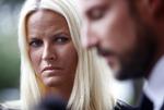 Sorg. Mette-Marit ses her med sin mand, kronprins Haakon. De to besøgte i går mange af de sårede fra ø-massakren. 