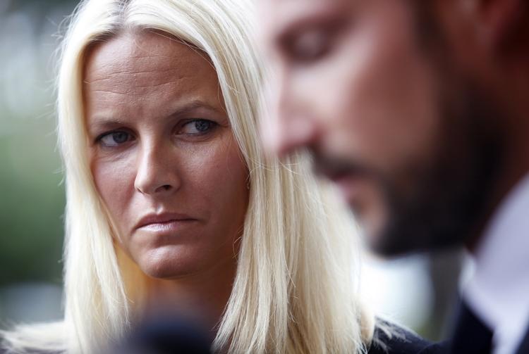 Sorg. Mette-Marit ses her med sin mand, kronprins Haakon. De to besøgte i går mange af de sårede fra ø-massakren. 