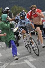 lussing. En frustreret Alberto Contador langer en knytnæve i hovedet på en nærgående tilskuer på vej op ad Alpe d'Huez. 