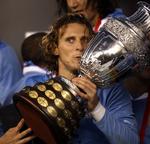 historieskriver. Diego Forlan kysser pokalen efter at have fortsat en flot familietradition med sejre i Copa America. 