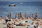 Strandvejr. Efter et par triste regnvejrsdage er der nu sol på vej, lover DMI. 