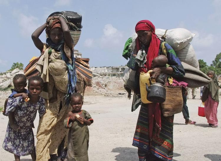 Desperate. Somaliske kvinder bærer deres børn og ejendele fra det sydlige Somalia på vej mod flygtningelejre i hovedstaden Mogadishu. Foto: Farah Abdi Warsameh 