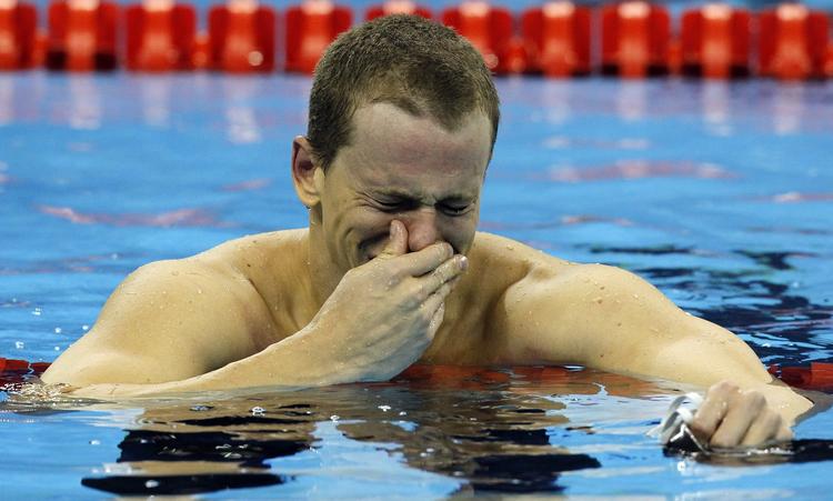 verdensmester. Følelserne brød ud i lys lue - eller i hvert fald i tårer - da Cesar Cielho Filho havde vundet guld i 50 meter butterfly. 