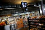 Junk. »Gør man stop på motorvejene hos Statoil, Q8, Shell eller en anden af brændstofforsyningens mastodonter, mødes man i forretninger og på cafeterier af intet andet end bjerge af livstruende og helt unødvendige kaloriepåfyldninger«, skriver debattør. 