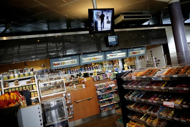Junk. »Gør man stop på motorvejene hos Statoil, Q8, Shell eller en anden af brændstofforsyningens mastodonter, mødes man i forretninger og på cafeterier af intet andet end bjerge af livstruende og helt unødvendige kaloriepåfyldninger«, skriver debattør. 