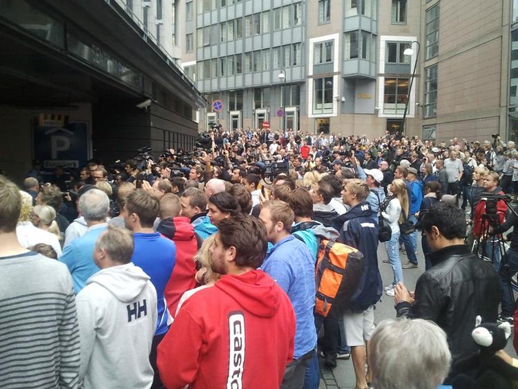 Omkring 1.000 nordmænd og pressefolk var mødt op foran retsbygningen i Oslo, hvor den 32-årige Anders Breivik skulle i grundlovsforhør. 