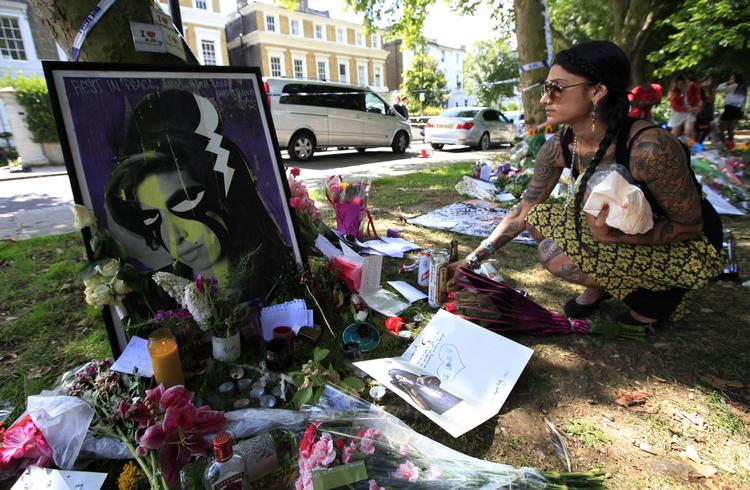 Farvel. Fans har lagt blomster og breve foran Amy Winehouses hjem i det nordlige London. 
