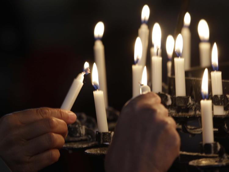 Ventetid. I dag blev dødstallet efter massakren på Utøya nedjusteret fra 86 til 68. Selve dødslisten med alle navnene på de afdøde er dog endnu ikke frigivet. Her er vi i Oslo Domkirke, hvor der siden lørdag er blevet tændt rigtig, rigtig mange lys. 
