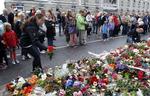 Angrebet i Norge har fået mange danskere til at lægge blomster foran den norske ambassade. 