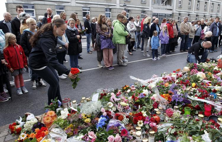 Angrebet i Norge har fået mange danskere til at lægge blomster foran den norske ambassade. 